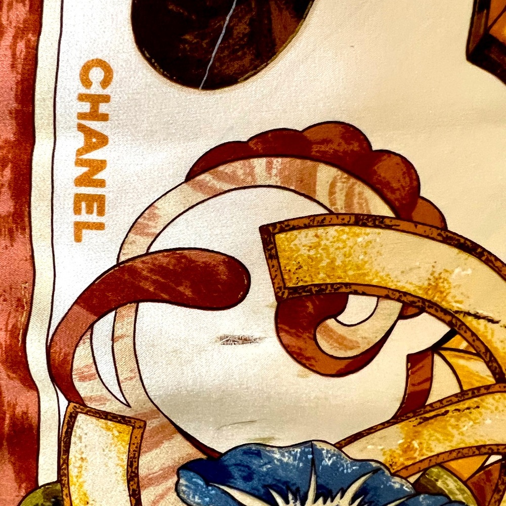 Stunning Chanel silk scarf in beautiful warm tones and classic pattern. - Picture 3 of 14